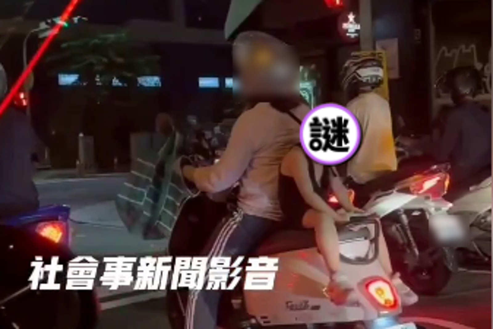 台中婦「背靠背」騎車載童！民眾看傻：他身體搖晃、疑似玩手機到睡著　警方回應了