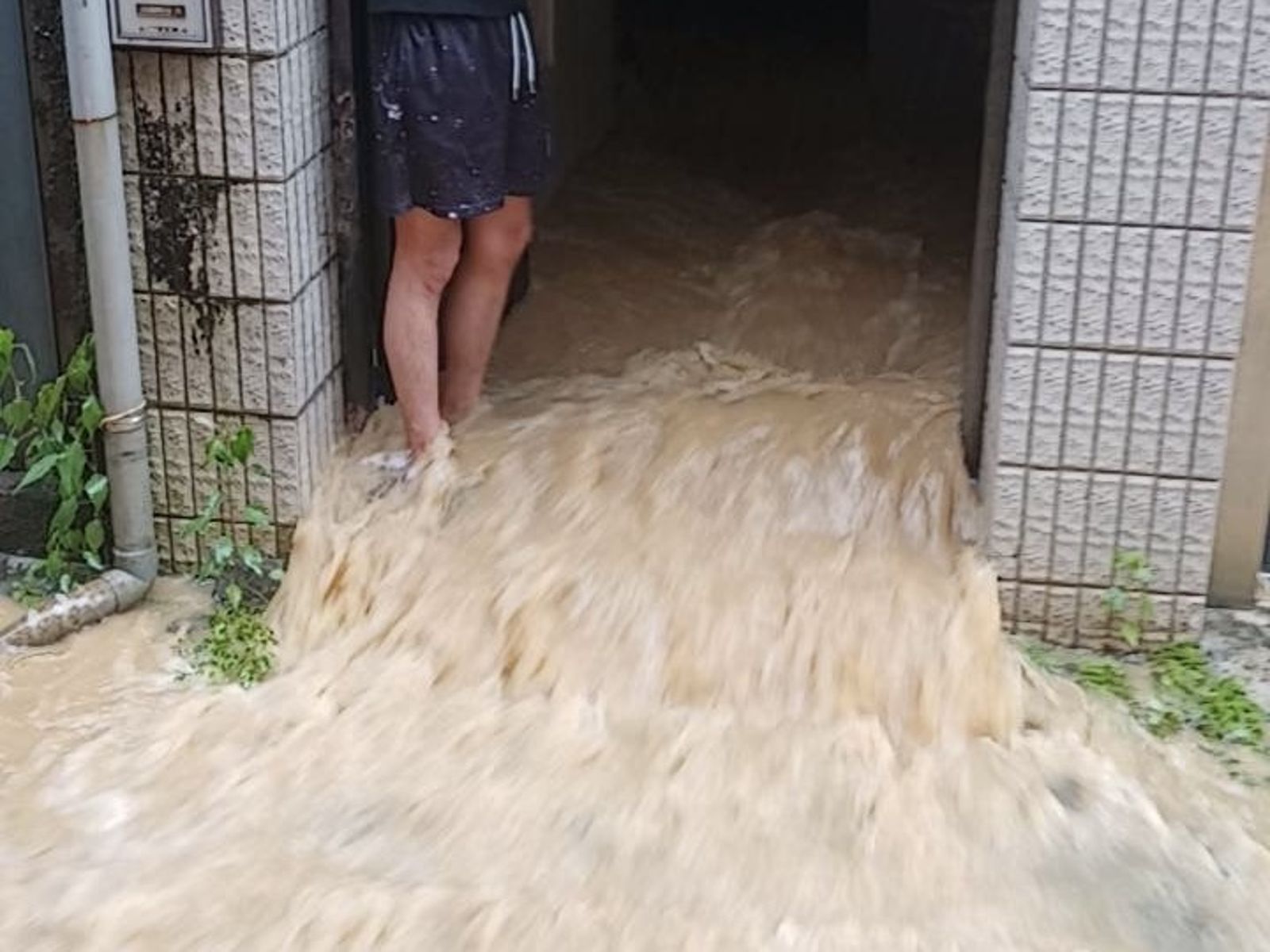 午後暴雨狂炸北市!吳興街水淹胸口高 居民受困打119喊救命
