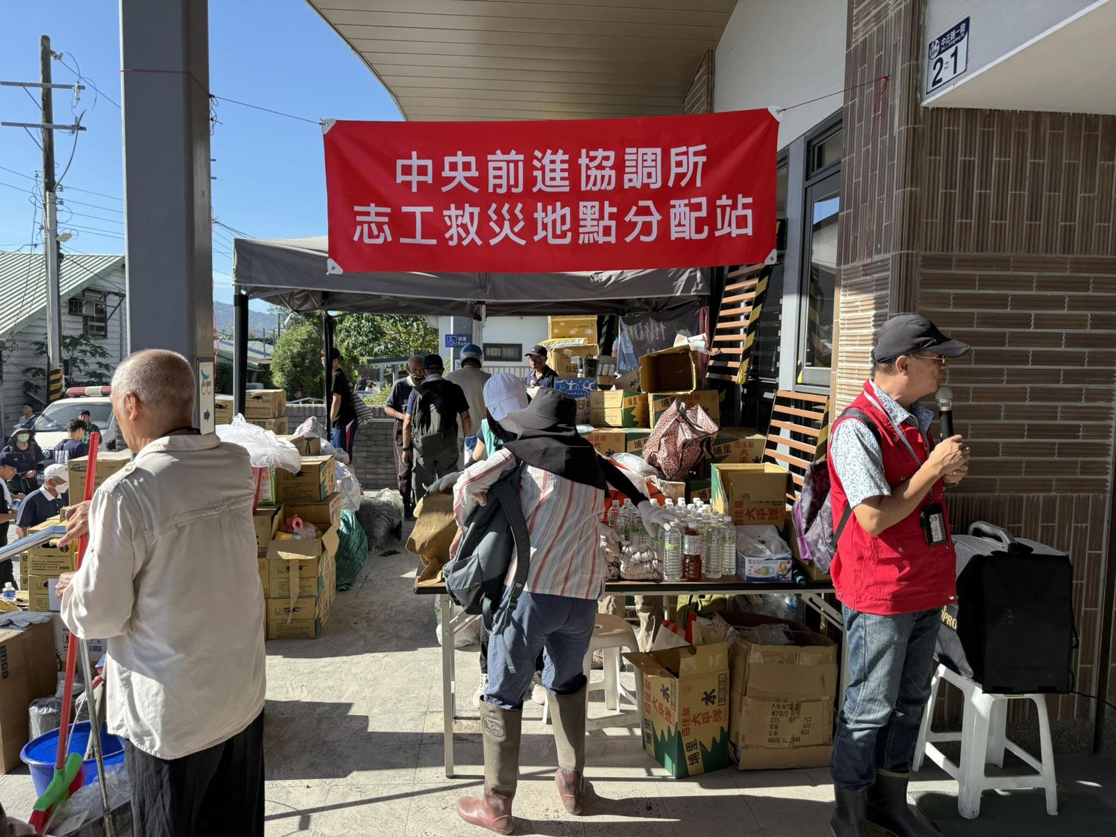 劉哲瑋指出中央政府在光復車站門口成立協調所，花蓮縣政府在車站裡成立志工平台，成雙頭馬車。圖／Lâu Thiat Uí  （Liou Je-wei）