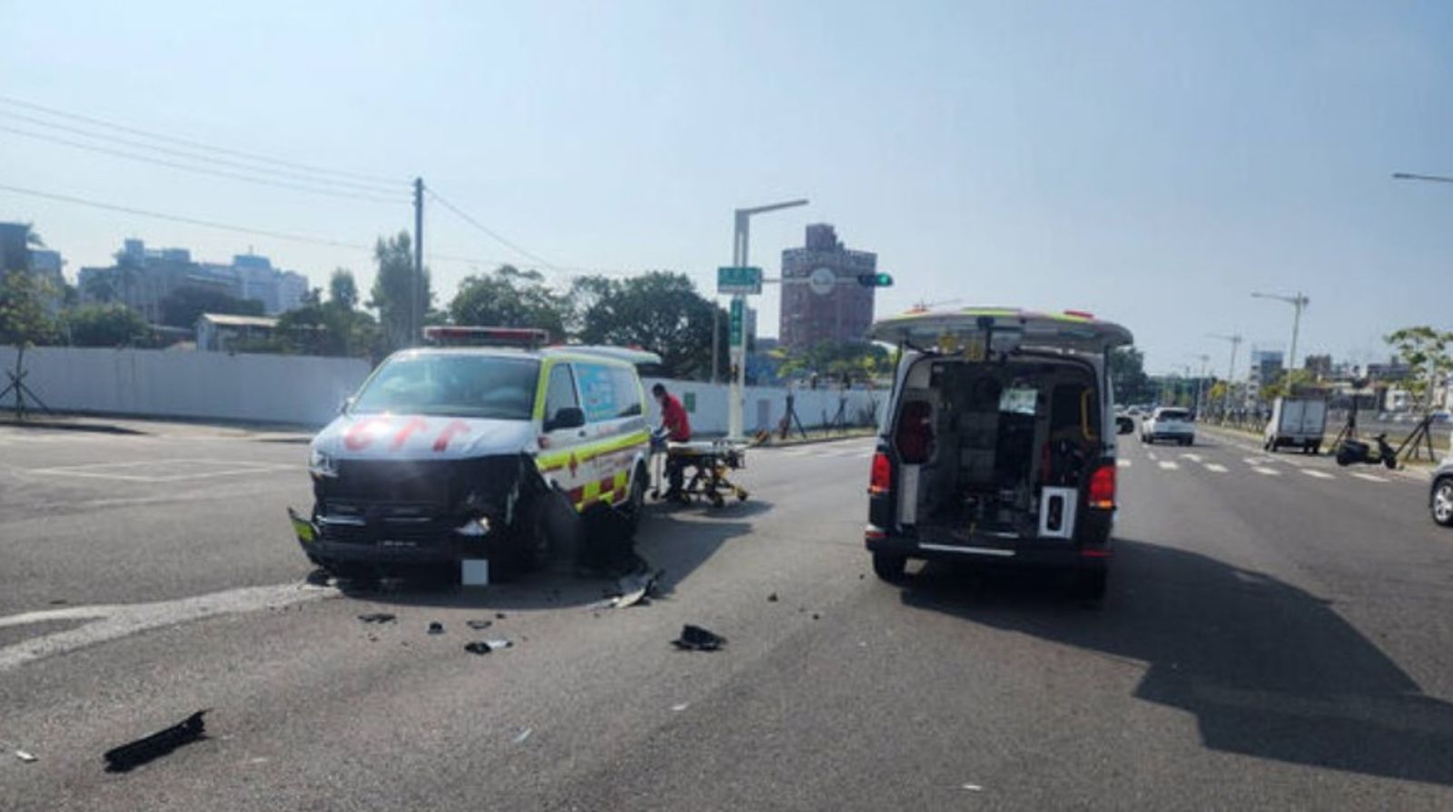 嘉義救護車「載73歲患過紅燈」路口爆擦撞!轎車撞樹凹陷 5歲童受傷送醫