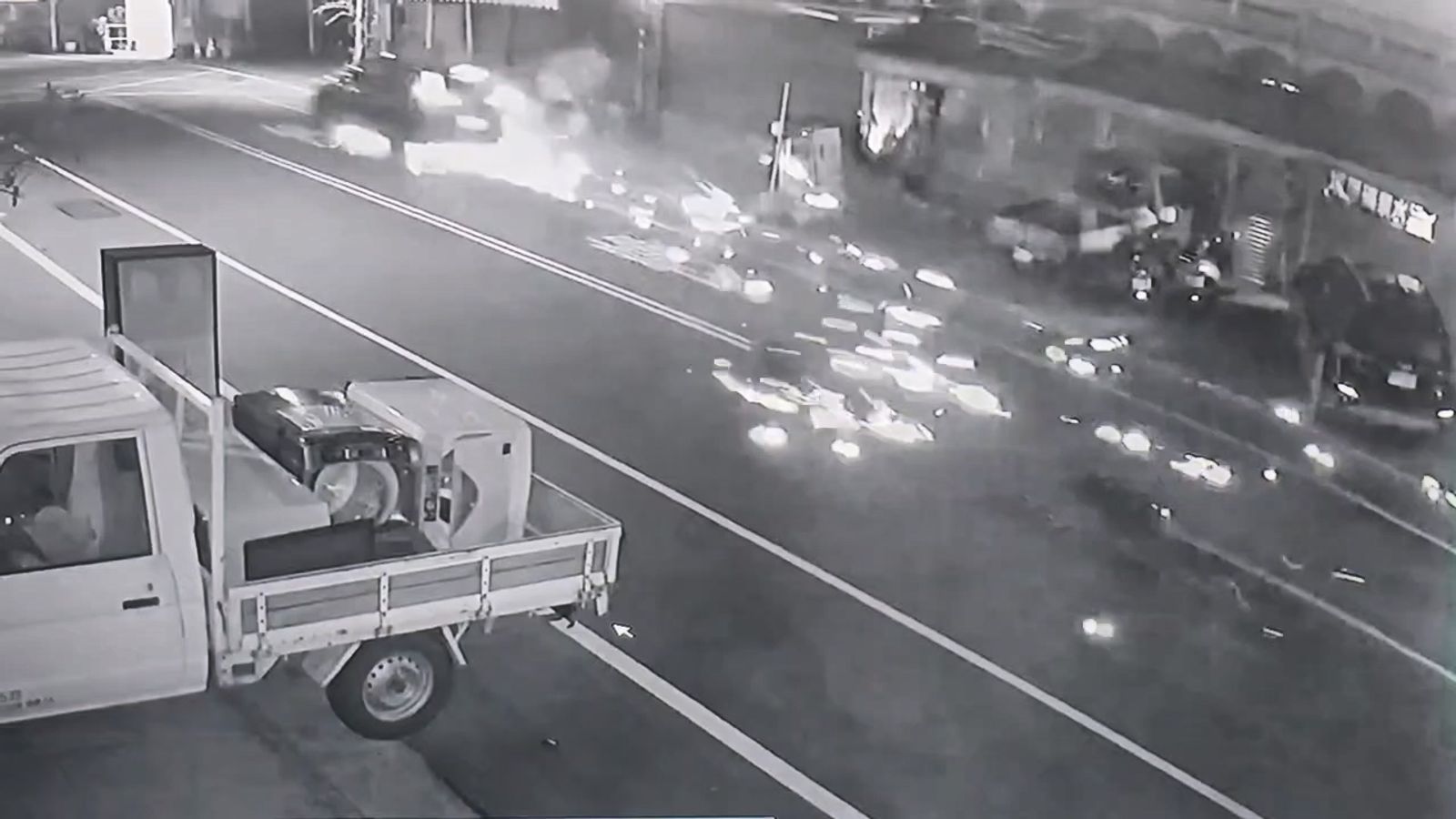休旅車撞擊老翁,現場瞬間爆出近百米的刮地痕與火花。圖/民眾提供
