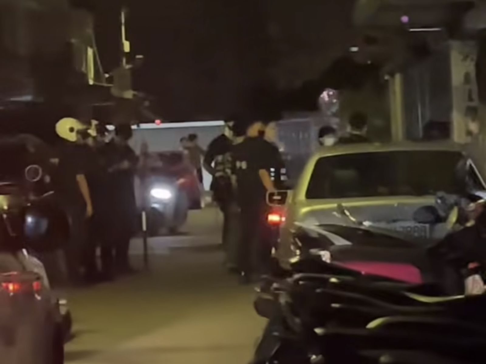 北市信義區夜半驚傳亮刀!兒為「老賓士」槓老父 警到場他急拋水果刀鬼扯做這事
