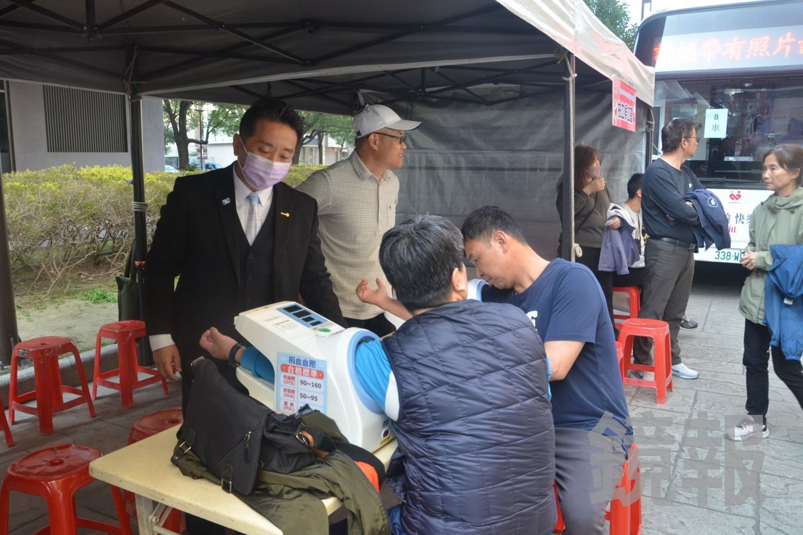 民眾上車捐血前,先做簡易健康檢測與評估。讀者提供