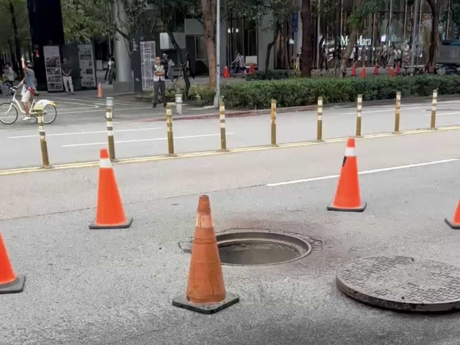 疑似地下電纜起火燃燒導致爆炸。翻攝畫面