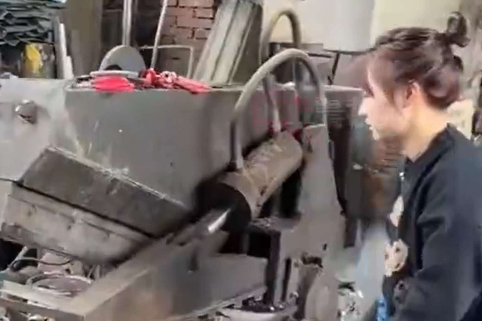 熊小姐家中主要回收金屬類廢棄物，分類繁瑣且需要大量勞力。圖／翻攝自微博