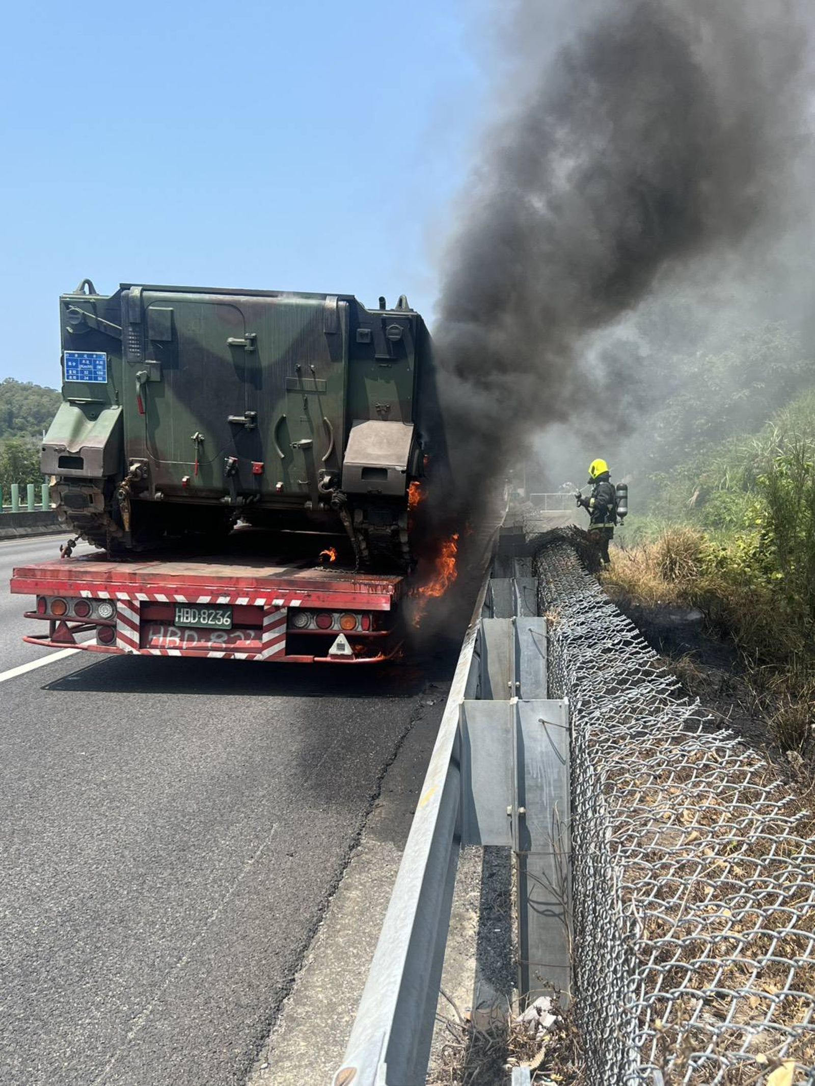 火勢撲滅更換車輛後繼續北上，沒想到下午17時於新北中和又燒了起來。翻攝畫面