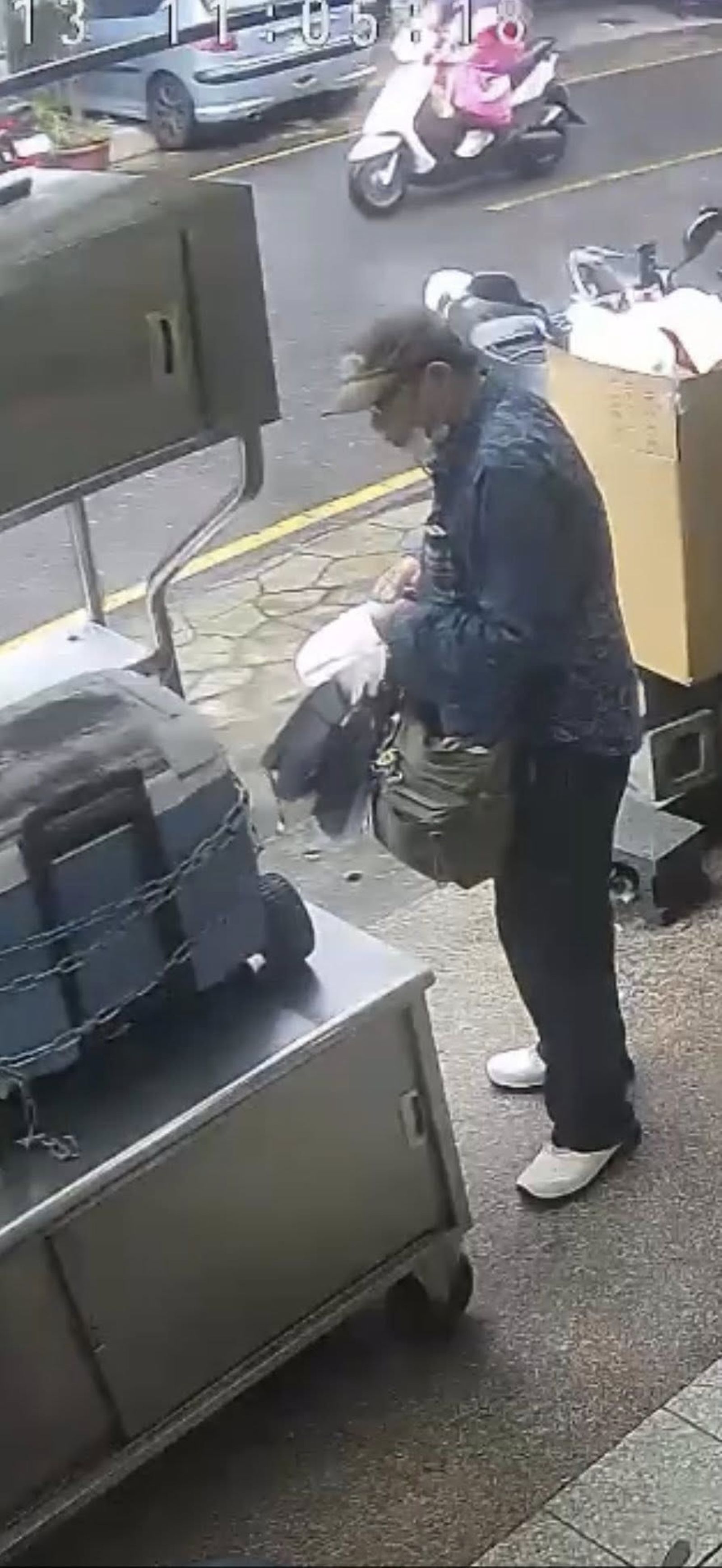 20251117新北市林口一名神秘男子將百元鈔塞在地瓜球攤販後就離開。圖/翻攝自林口大家庭臉書