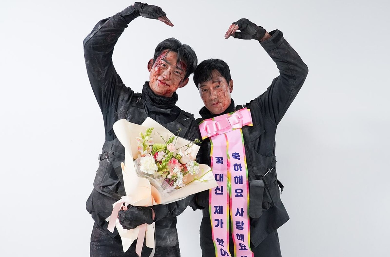 玉澤演「泡冰水打鬥」冷爆!《金特務》蘇志燮2舉動超暖 狂道歉還變「人體花圈」寵後輩