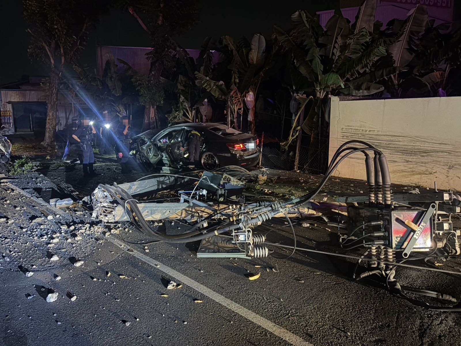 喪屍煙油作祟！大寮男毒駕蛇行撞警車　拒檢狂逃自撞電桿