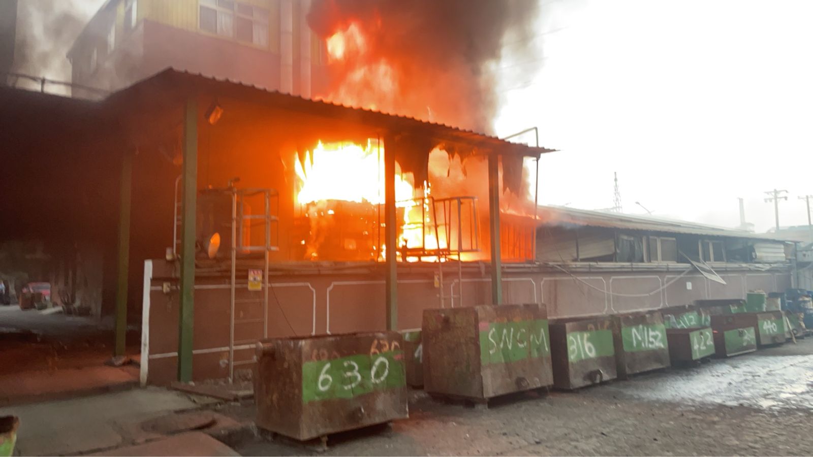 台南新營工廠清晨大火!酸洗室氫氧化鈉槽起火幸無人傷