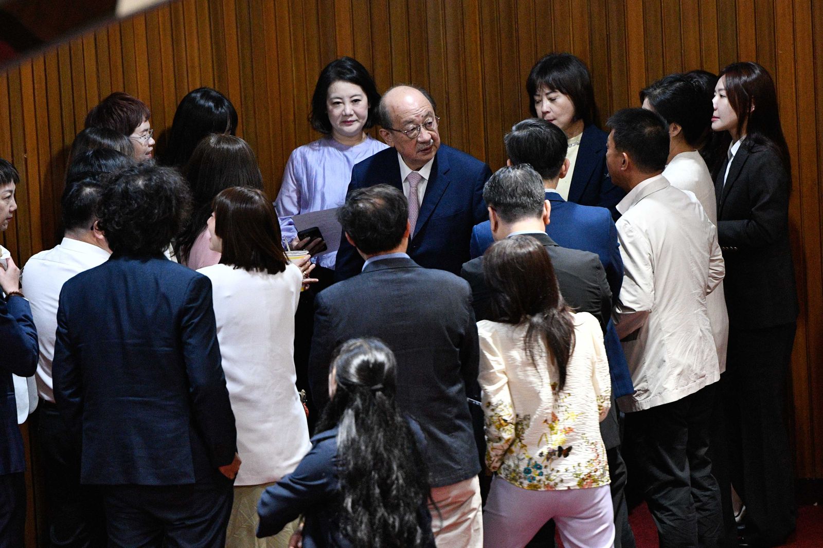 藍白黨用人海戰術和親中理念癱瘓國家施政，國家滅亡以後又還有什麼違憲不違憲的問題等待憲法法庭？李智為攝影