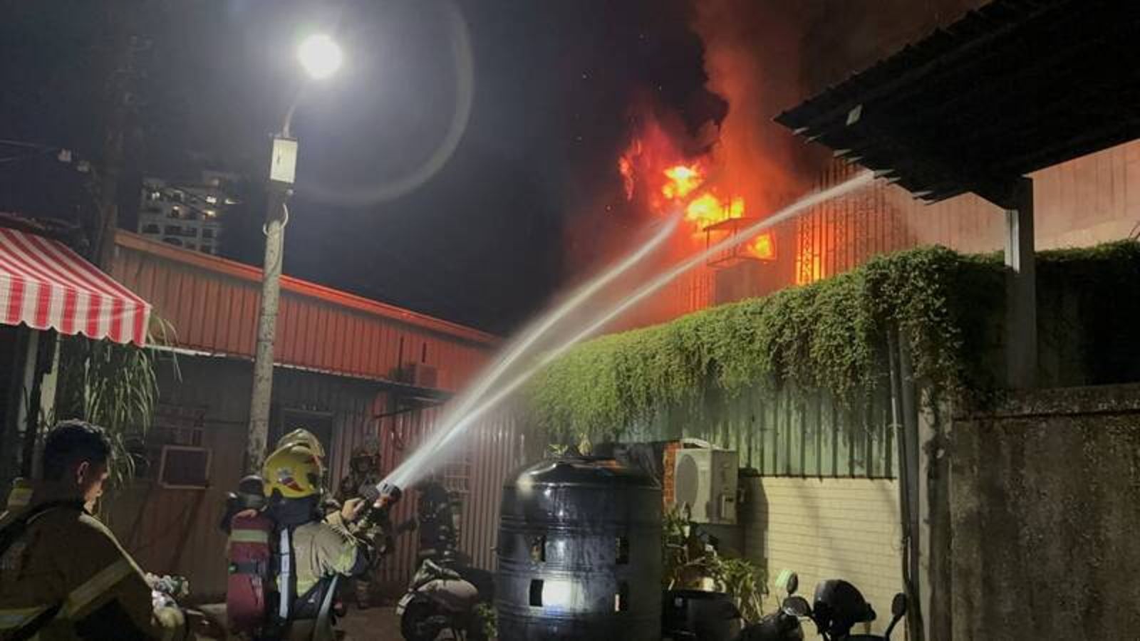 台南民宅火警　屋主母困2樓不幸成焦屍　消防急救7人脫困