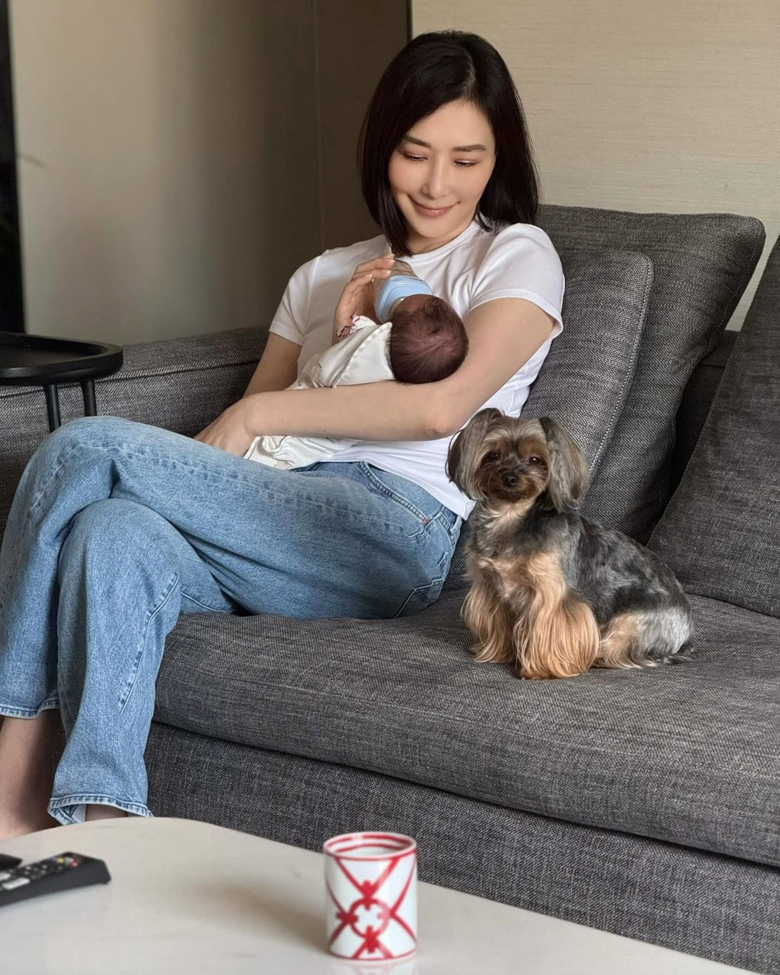 錢德月抱孫看不出已經是阿嬤了。翻攝錢德月IG