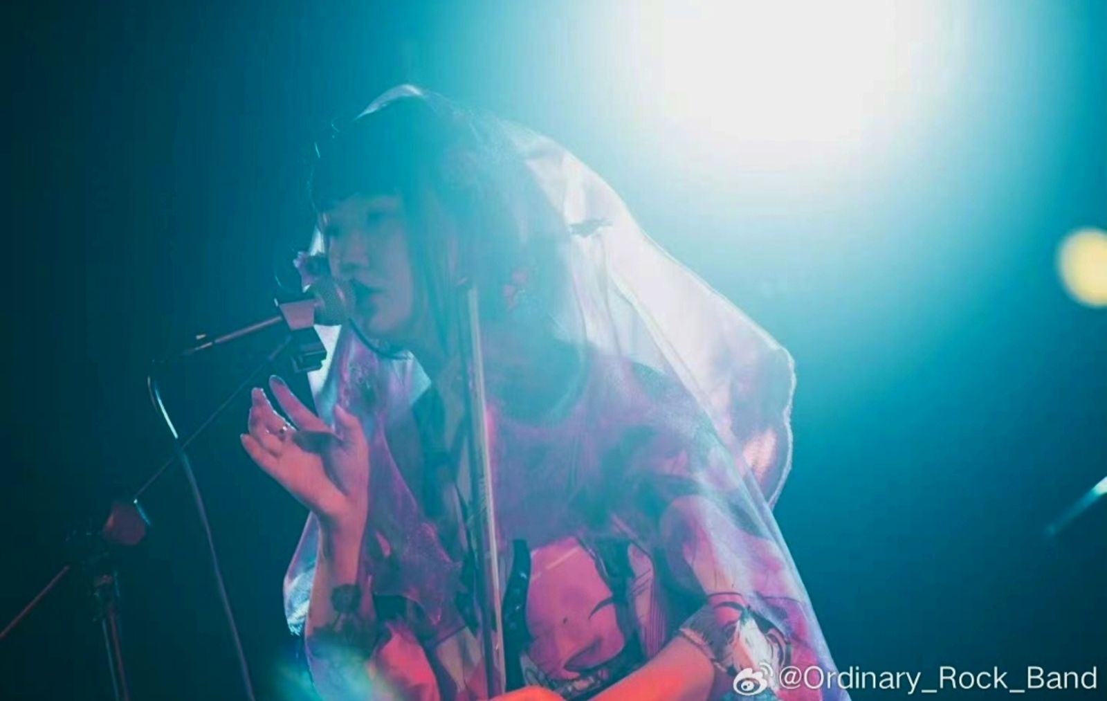 「普通搖滾樂隊」女主唱驚傳遭電動座椅架擠壓致死。翻攝Ordinary_Rock_Band微博