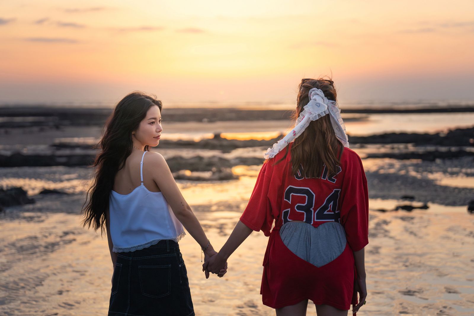 MAMAMOO頌樂牽手金曲女星畫面曝光　竟還有小鮮肉餵食豆花