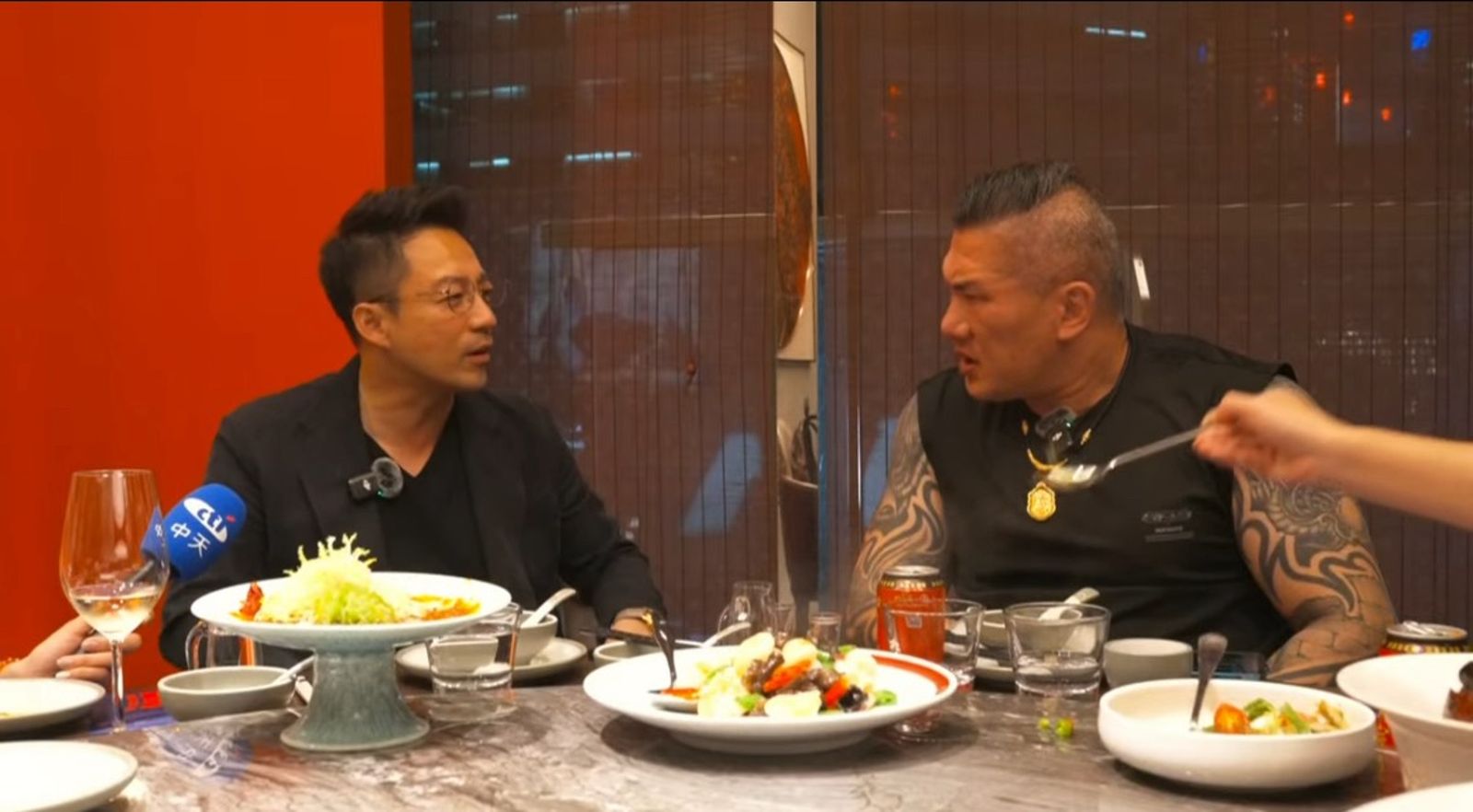 汪小菲（左）和館長（右）合體尬聊。翻攝館長惡名昭彰YT頻道