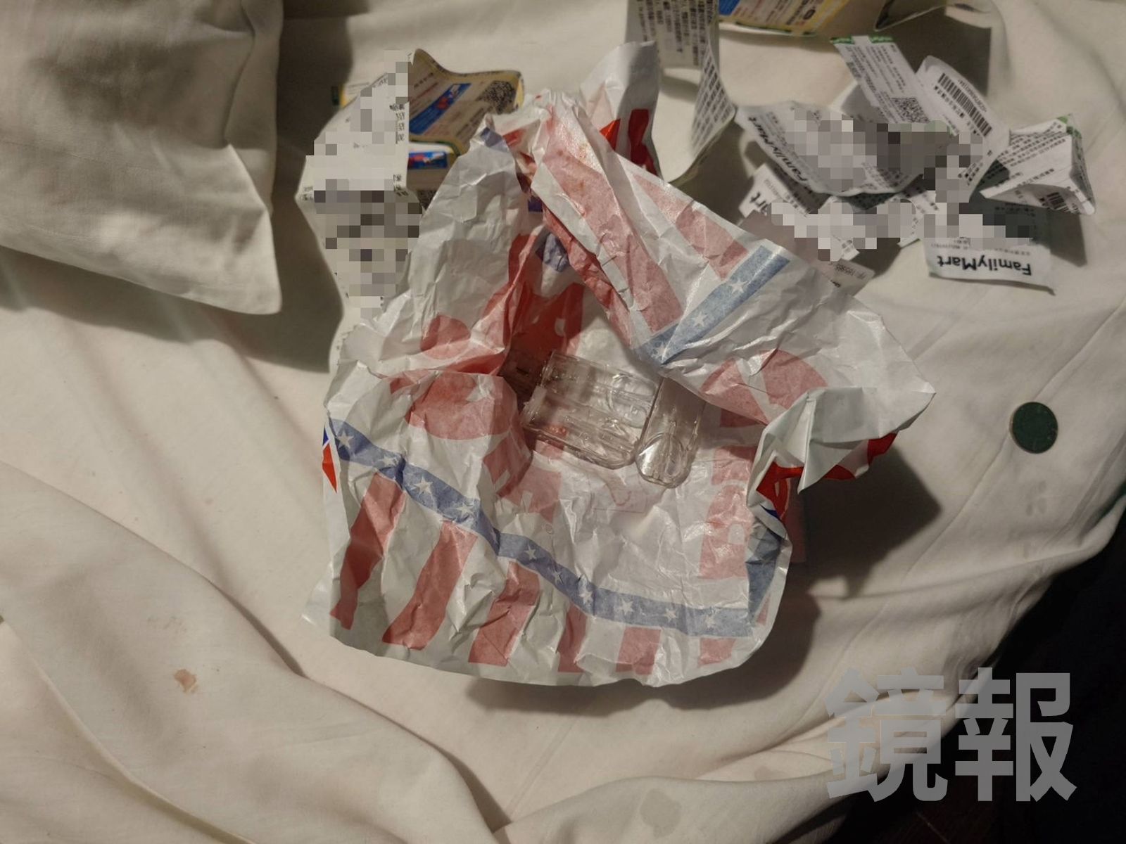 警方查緝青旅有嫌犯吸食毒煙,竟藏在大亨堡垃圾袋內。翻攝畫面