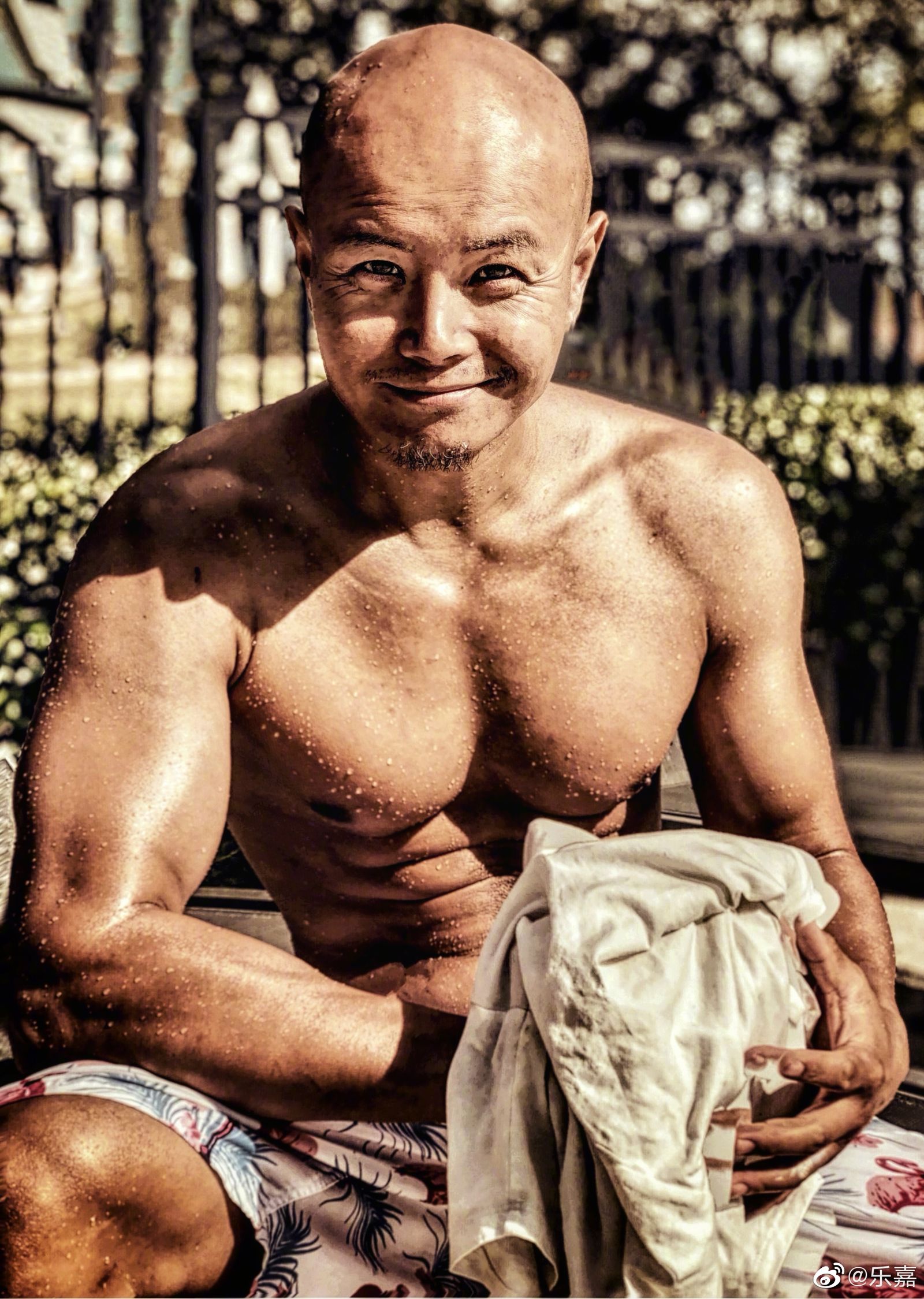 中國男星樂嘉也曾在節目錄影時慘遭睪丸受傷。翻攝樂嘉微博