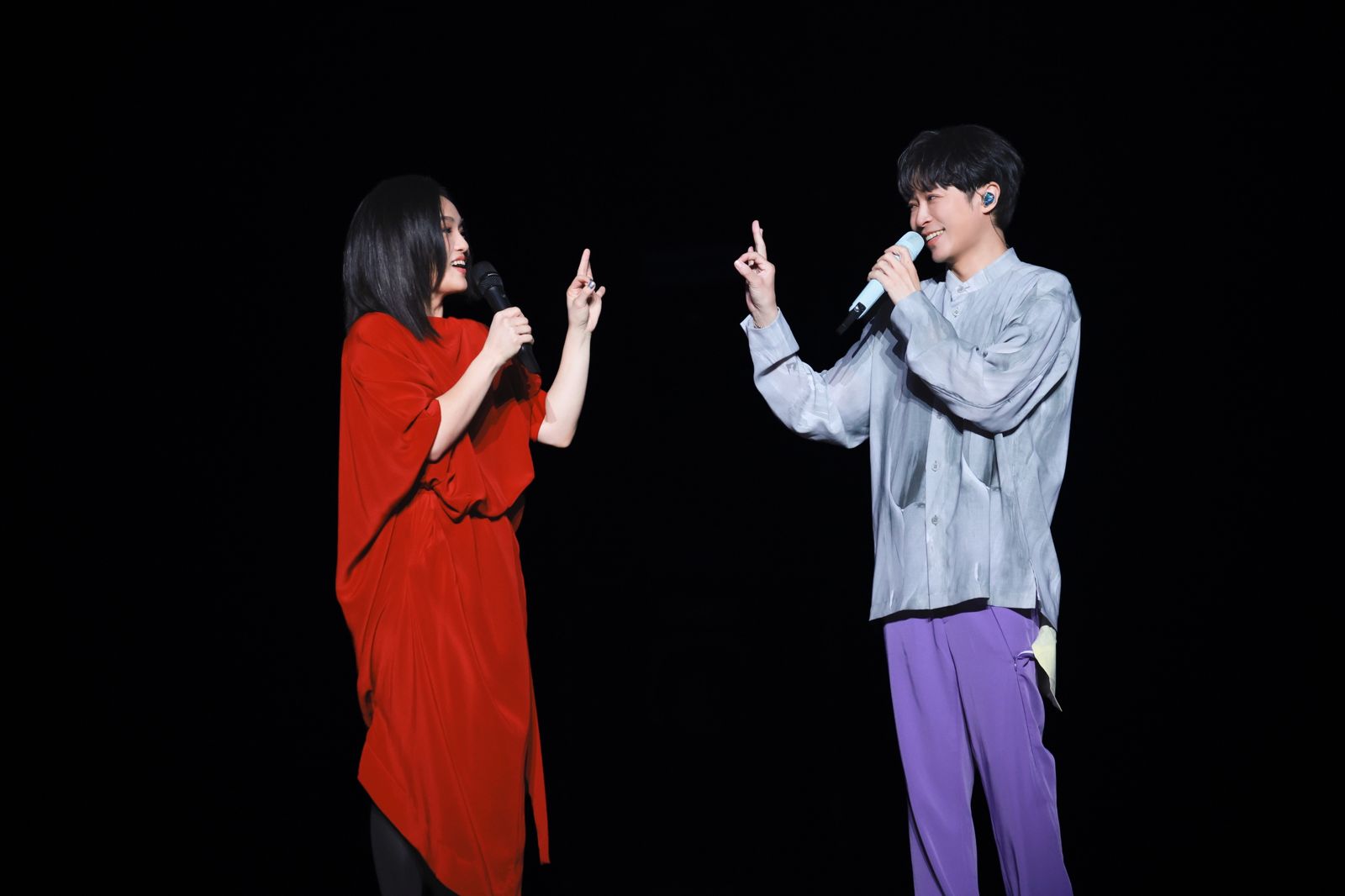徐佳瑩（左）與吳青峰在台上又唱又跳氣氛超嗨。亞神音樂提供