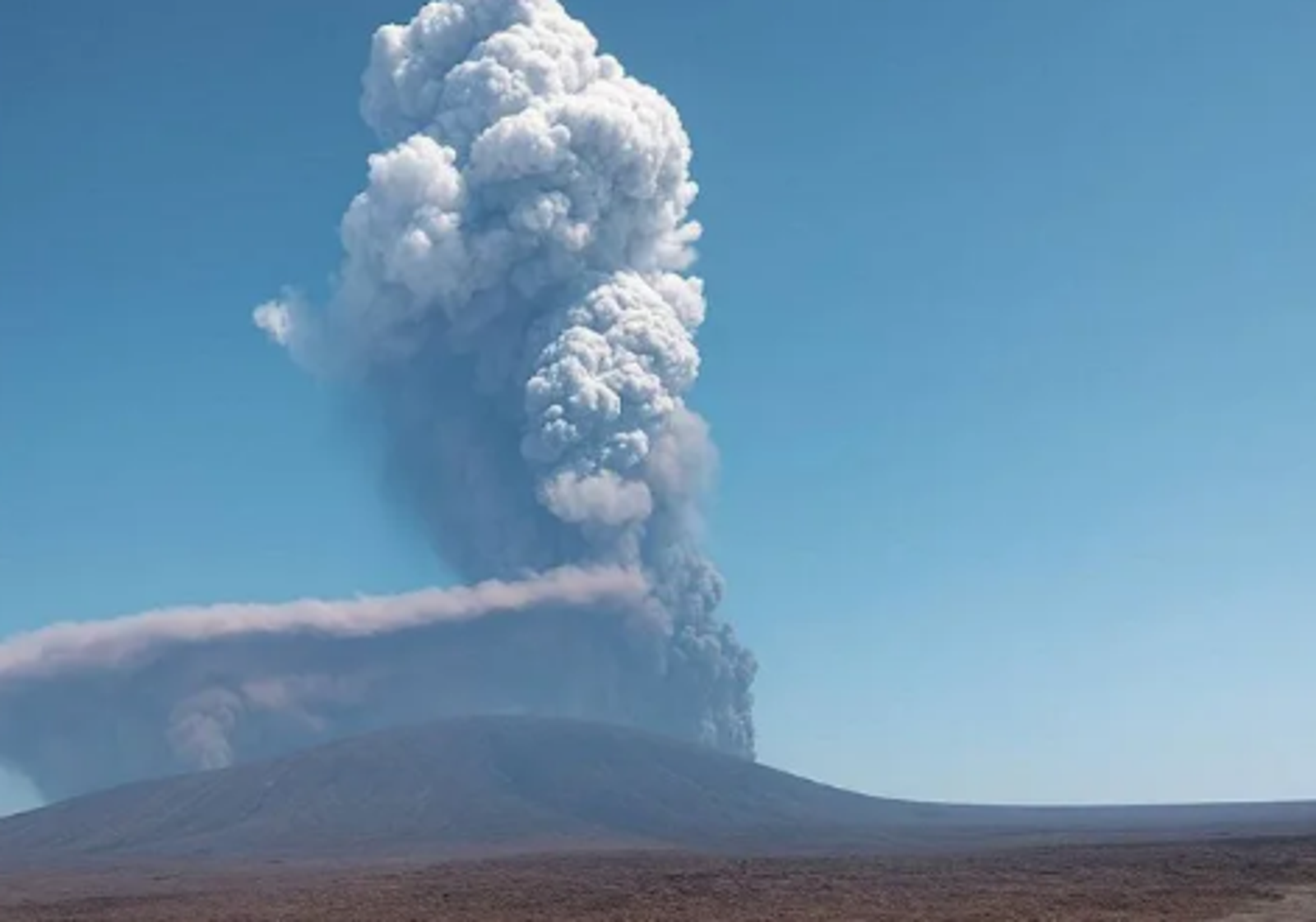 衣索比亞火山沉睡1.2萬年首度噴發!火山灰直竄14公里 居民驚呼「像被投炸彈」