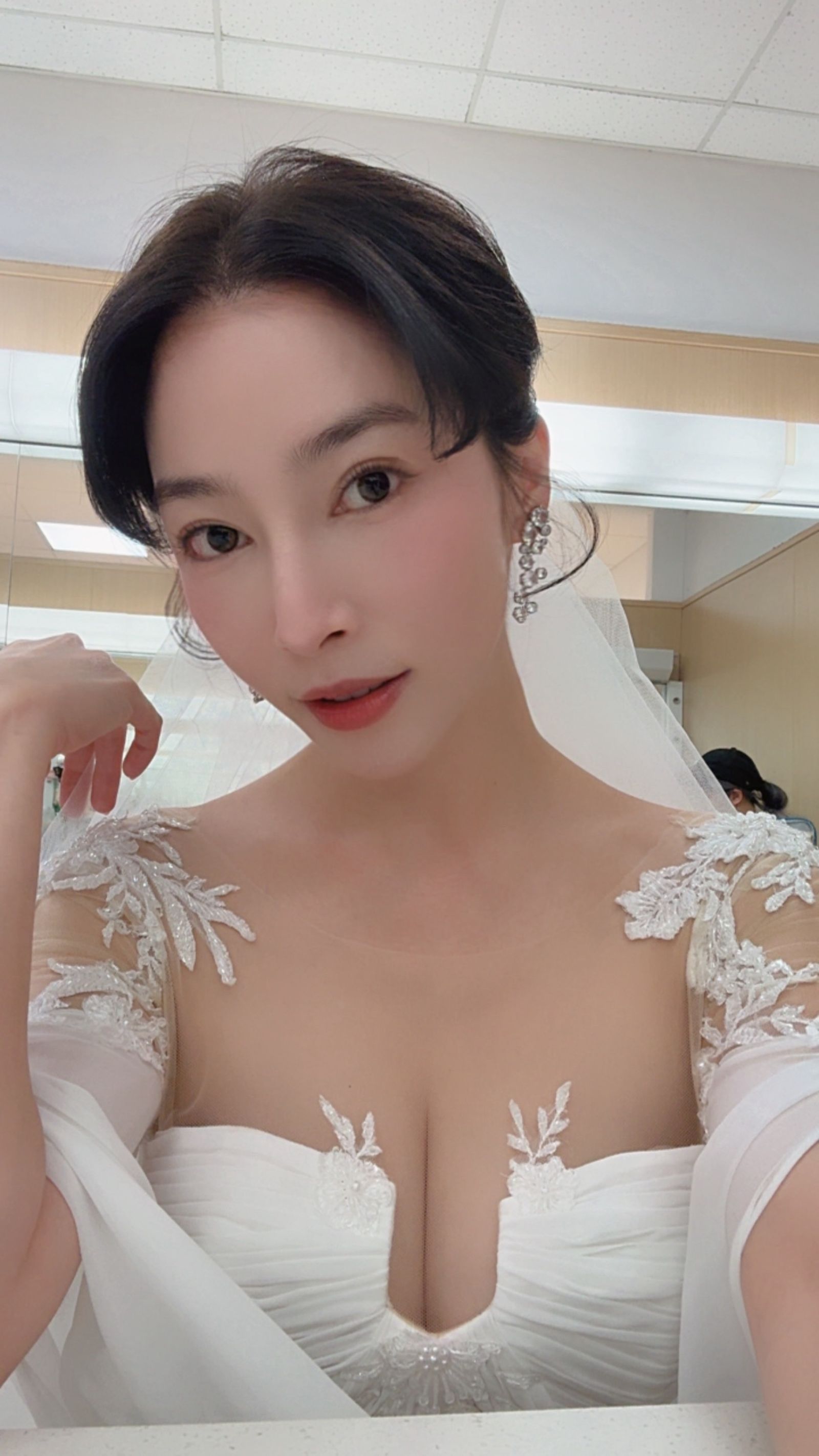 張家瑋婚紗曬超深事業線。民視提供