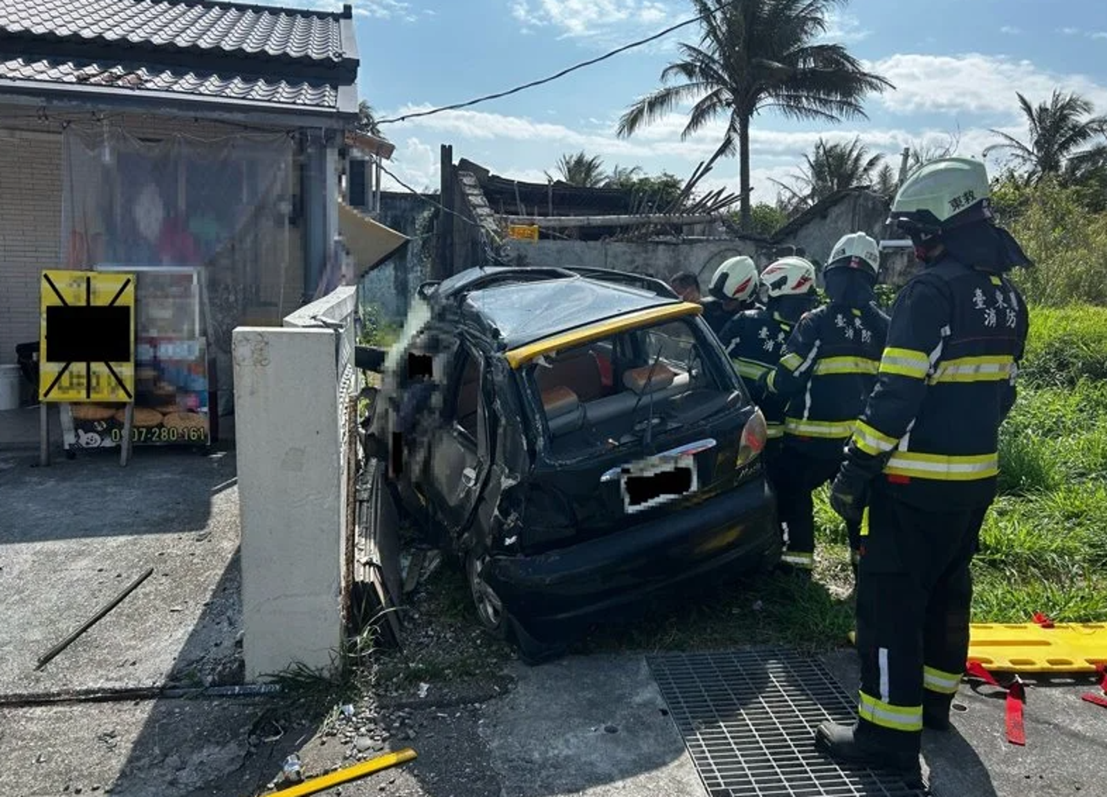 台11線死亡車禍！黑車「毫無減速」直衝民宅圍牆　79歲男困駕駛座不治