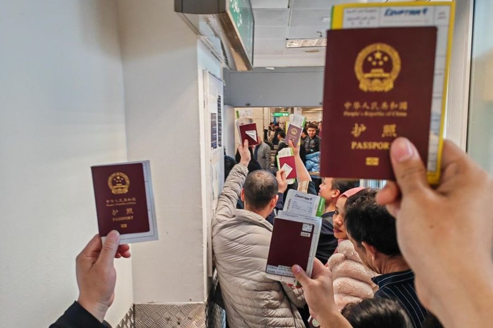 41J肉聲／陸客不滿埃及海關只刁難中國人　全體高舉中國護照！網驚「邪教啊」