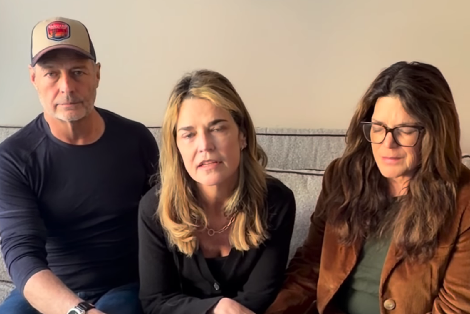 主播莎凡娜．葛斯里（Savannah Guthrie）與兄妹一同拍攝影片，稱願意支付贖金，並求對方提供母親生存證明。圖／翻攝自IG@savannahguthrie