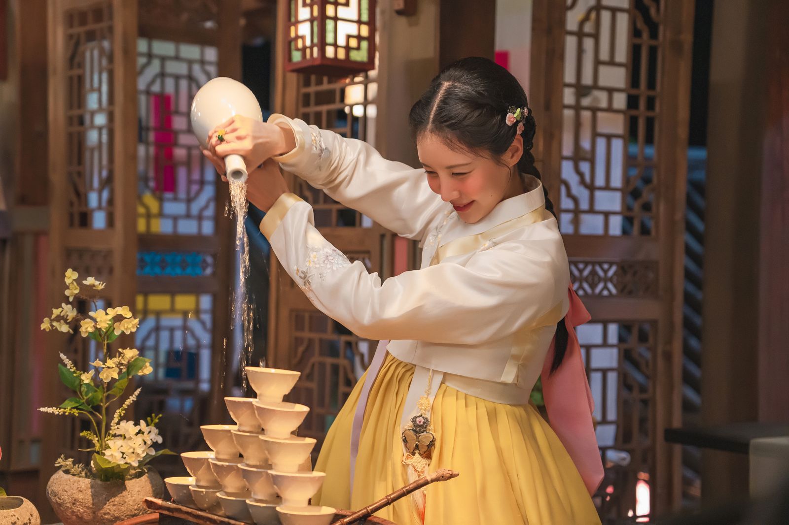 徐玄在劇中調製砲彈酒。friDay影音提供