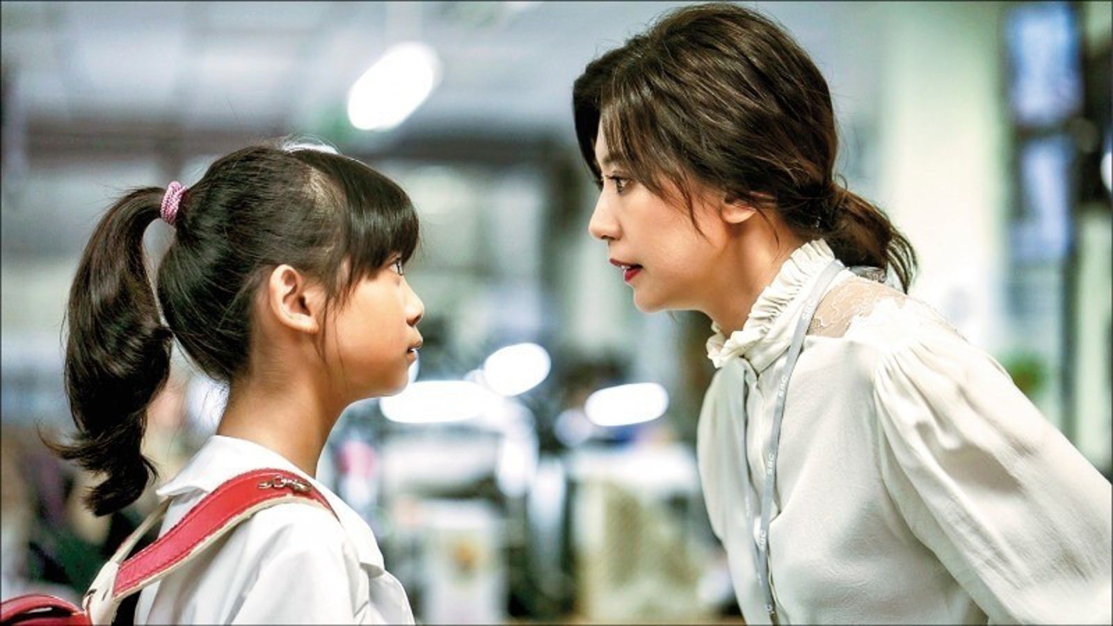 喬喬（左）在《我們與惡的距離》第一季演賈靜雯（右）女兒，表現自然。公視提供