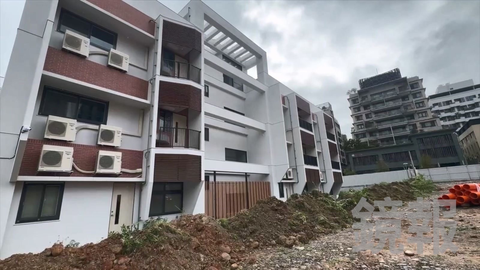開學倒數4天，台中南屯區新成立的文山國中還沒完全蓋好，操場還是工地狀態。圖／台中市議員何文海提供