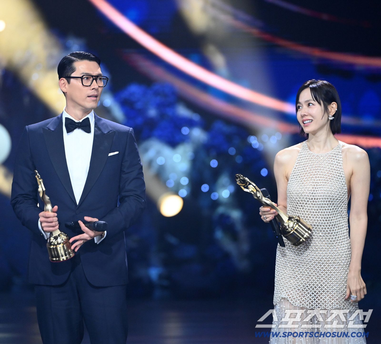 孫藝真（右）與玄彬繼《愛的迫降》後再度同台拿獎。翻攝體育朝鮮