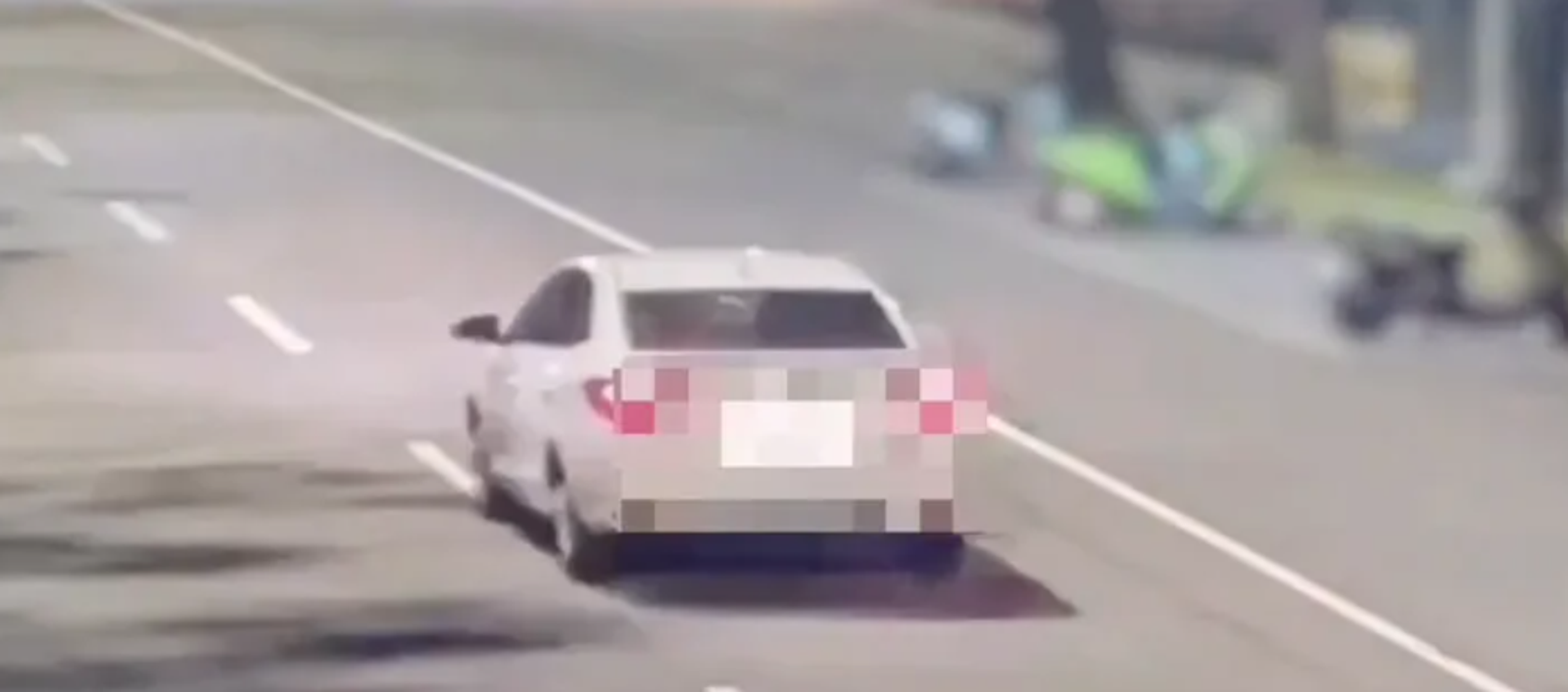 嫌犯犯案後開車逃逸。翻攝畫面