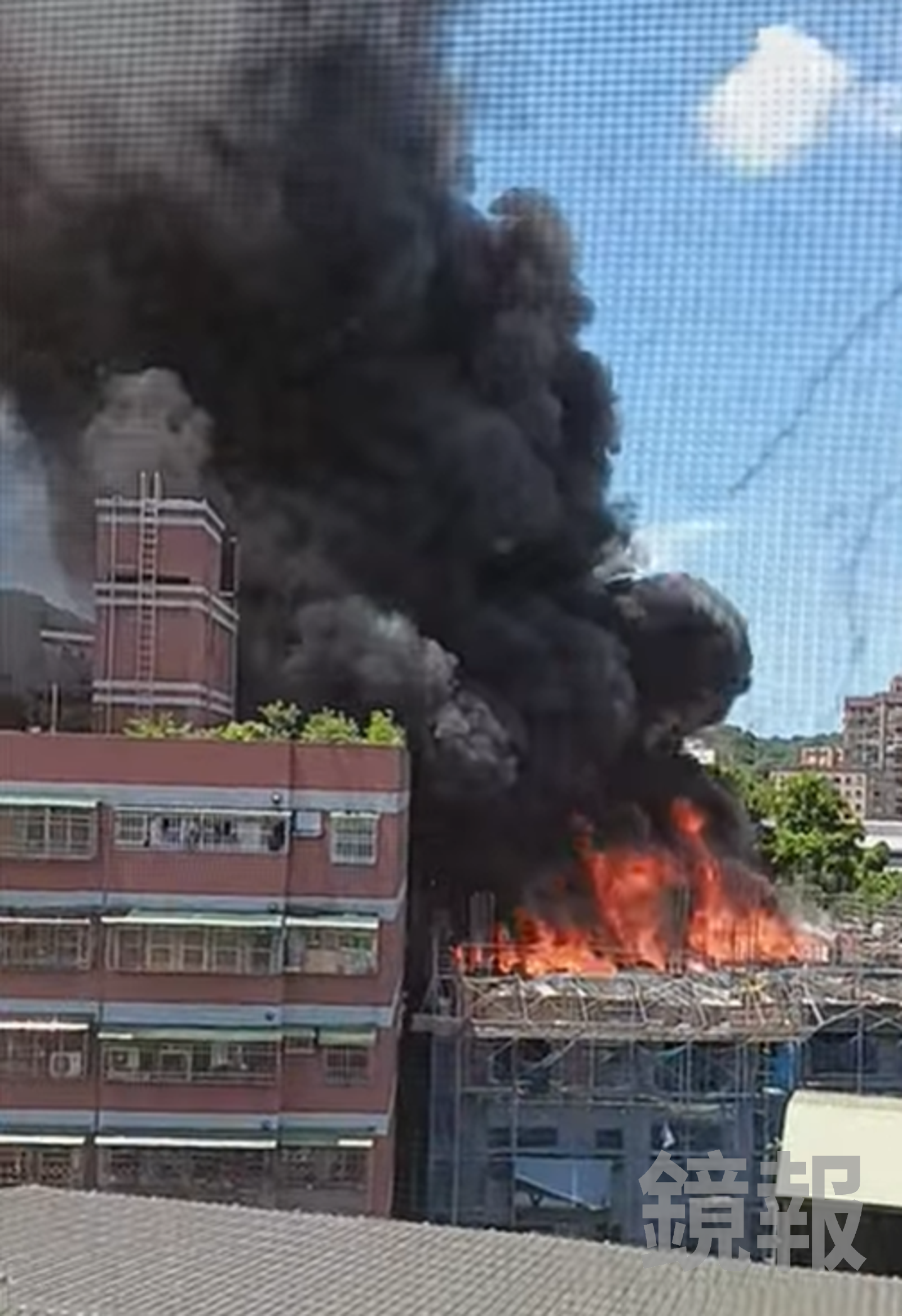 五股工地大火，黑煙密布火勢驚人。匿名2公社