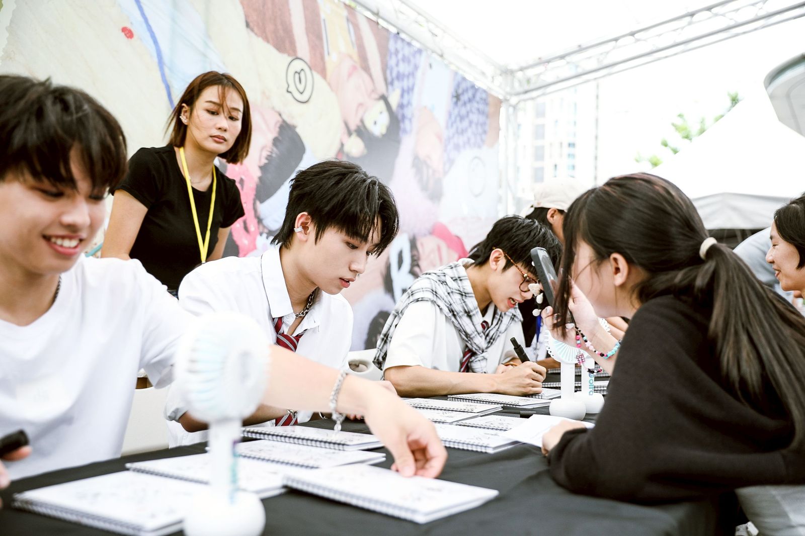 男團F.F.O今6日在信義區舉辦簽唱會。鄒保祥攝