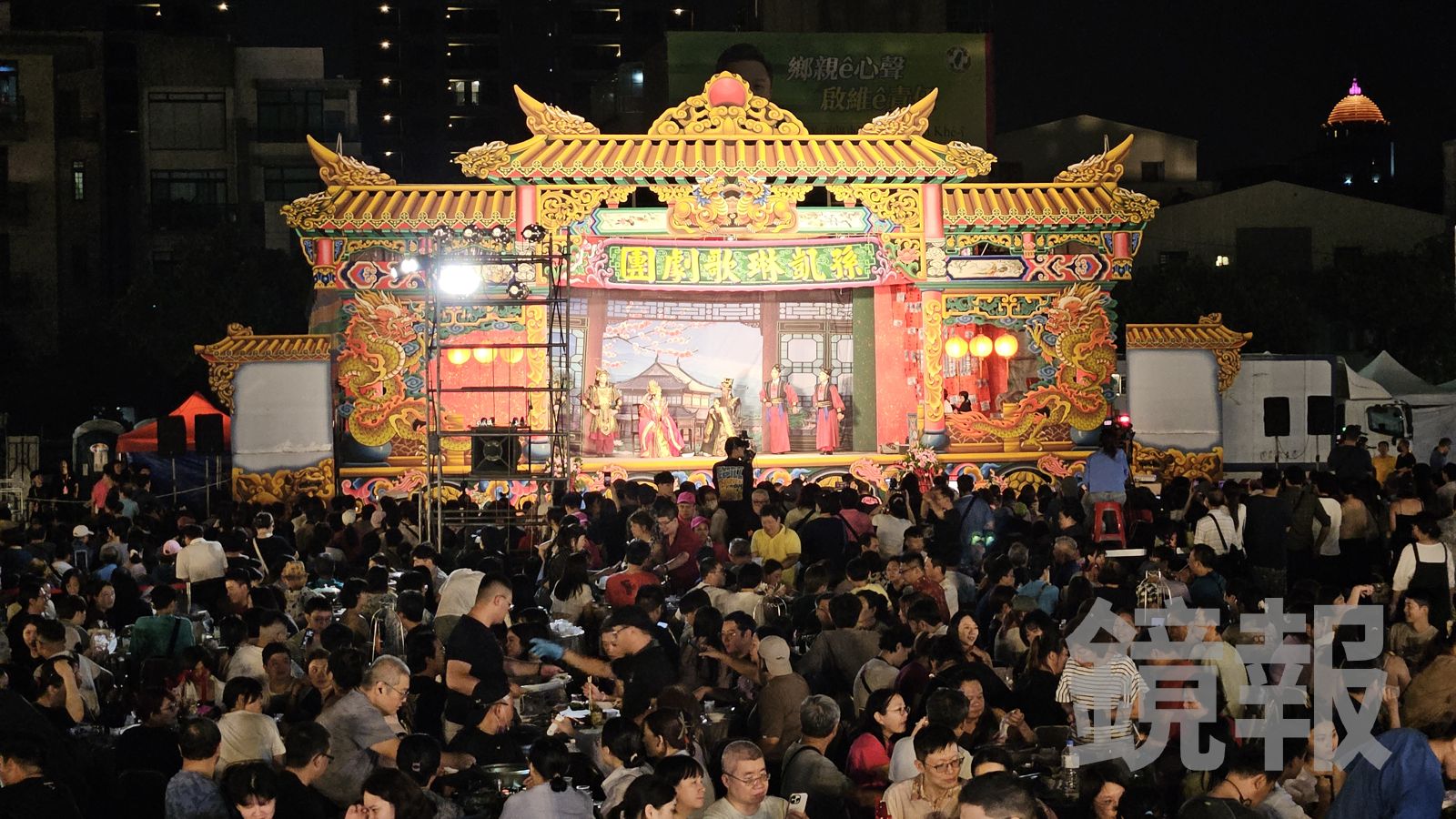 台南鍘美藝術節今辦桌首日!民眾吃飯看戲超熱鬧 黃偉哲發糖果引轟動
