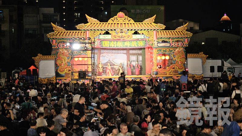 台南鍘美藝術節今辦桌首日！民眾吃飯看戲超熱鬧　黃偉哲發糖果引轟動