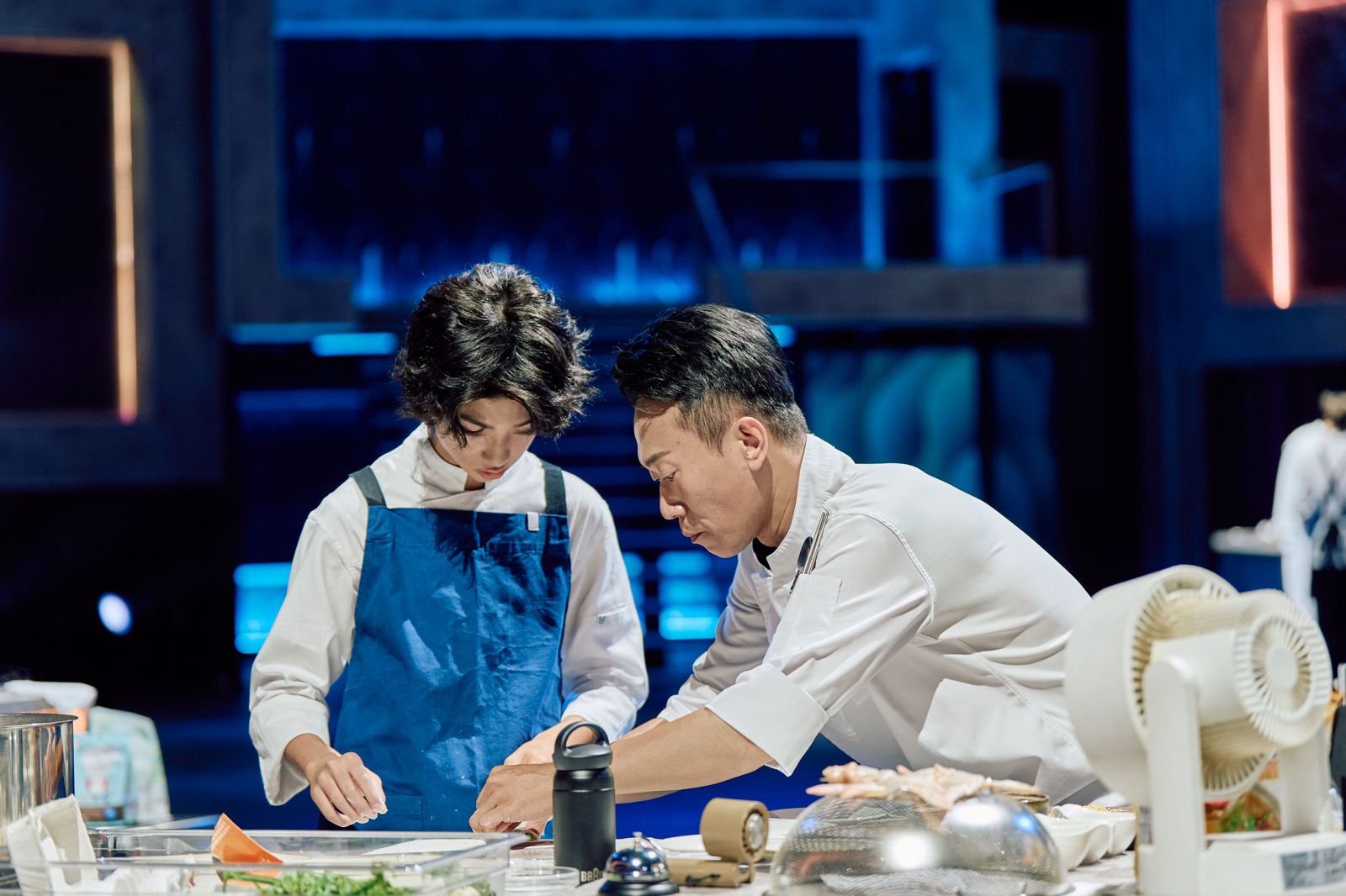 年僅16歲的白潤音（左）沉穩表現吸引關注。三立提供