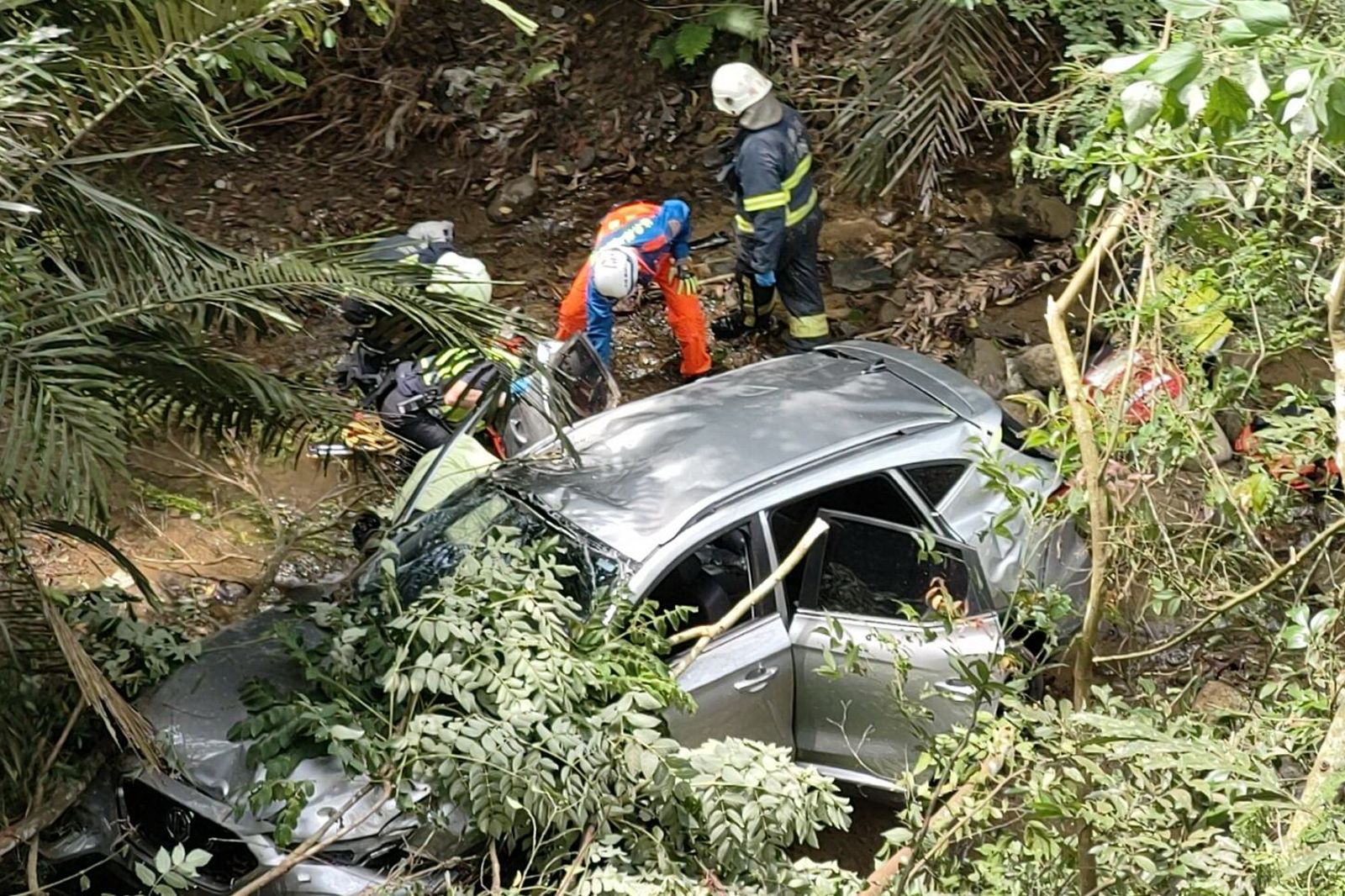 苗栗縣府勘災車衝落溪谷!疑山路窄+不熟路況釀禍 休旅車墜10米河床4人送醫