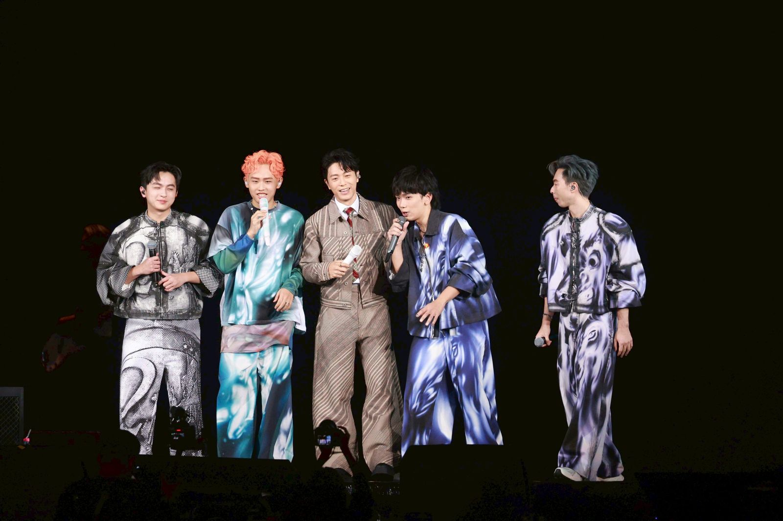 理想混蛋1日攻蛋邀韋禮安同台合唱。劉耀勻攝