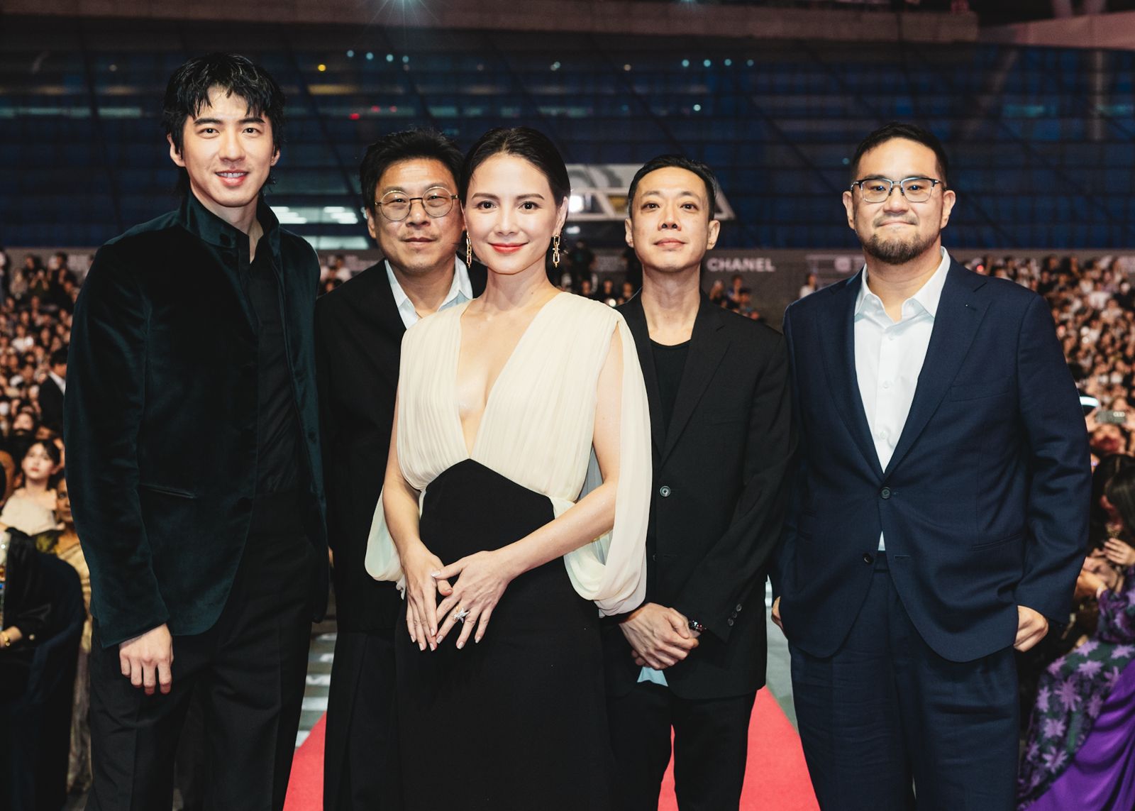 傅孟柏(左起)、導演許肇任、李心潔、製作人楊庭愷、導演陳正道以《回魂計》出席30th BIFF釜山影展開幕紅毯。Netflix提供