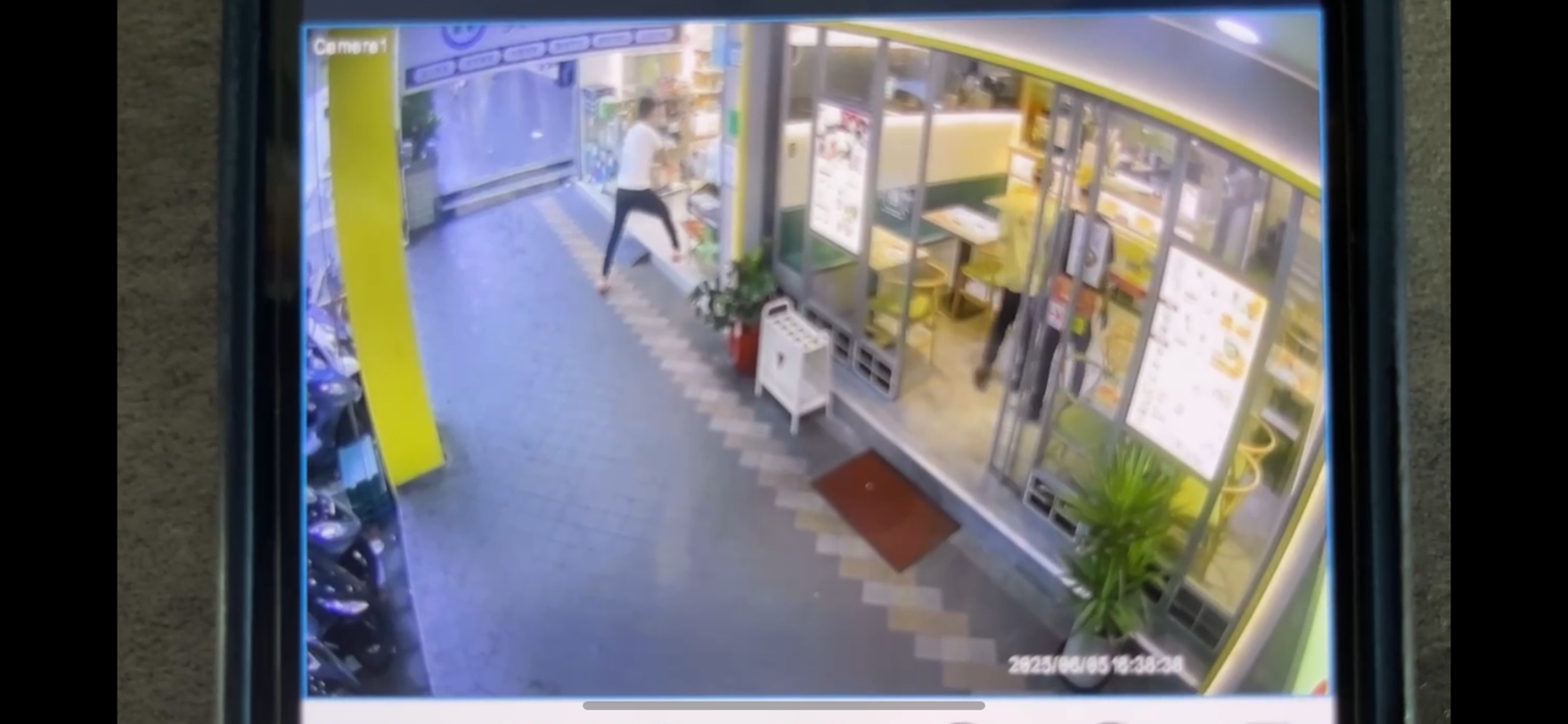 有片／買藥突爆走！男持球棒砸藥局　藥師驚逃、藥品全灑