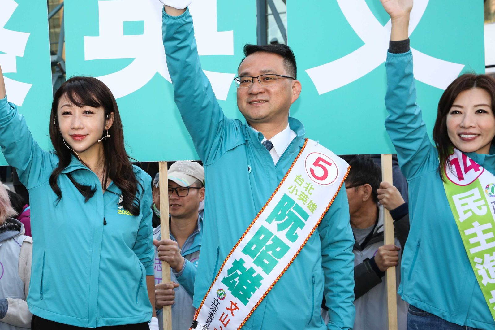 僑委會副委員長阮昭雄(中)接任行政院副秘書長。(資料照片/鏡週刊提供)