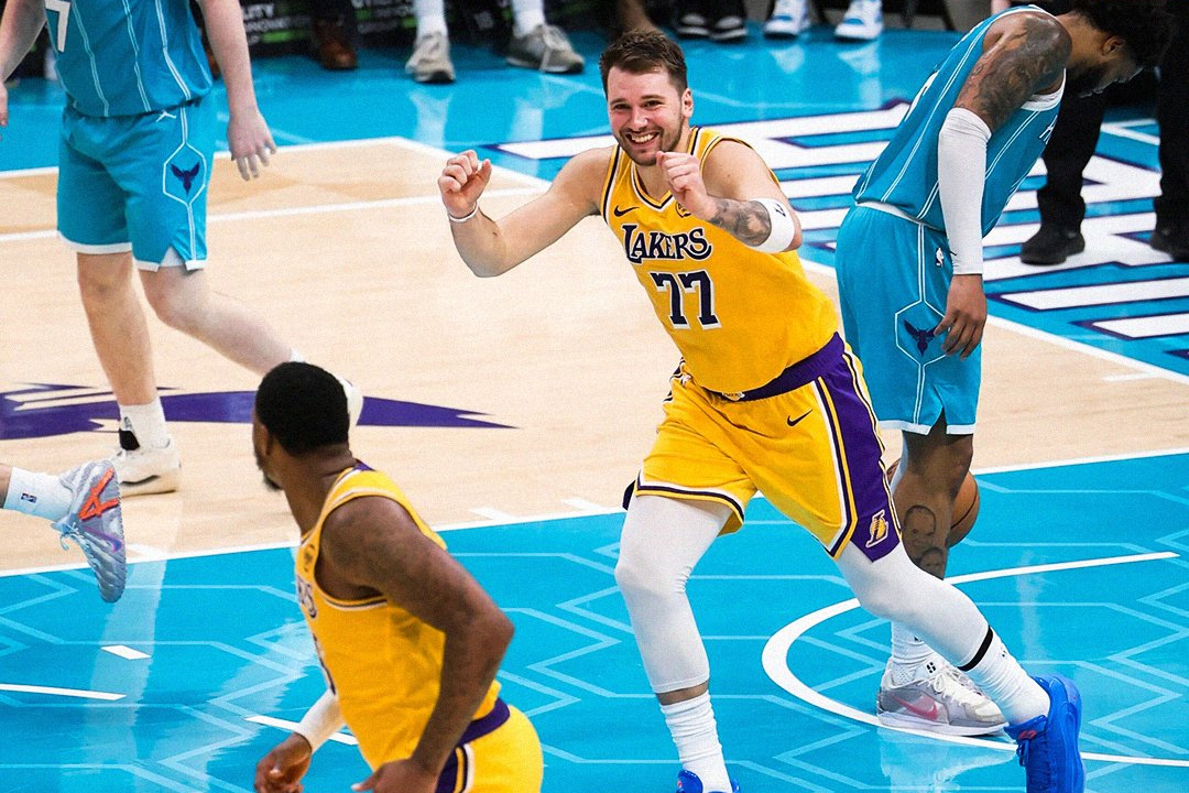 Doncic罕見雙手灌籃掀熱議　湖人隊友笑喊：你也會扣籃？