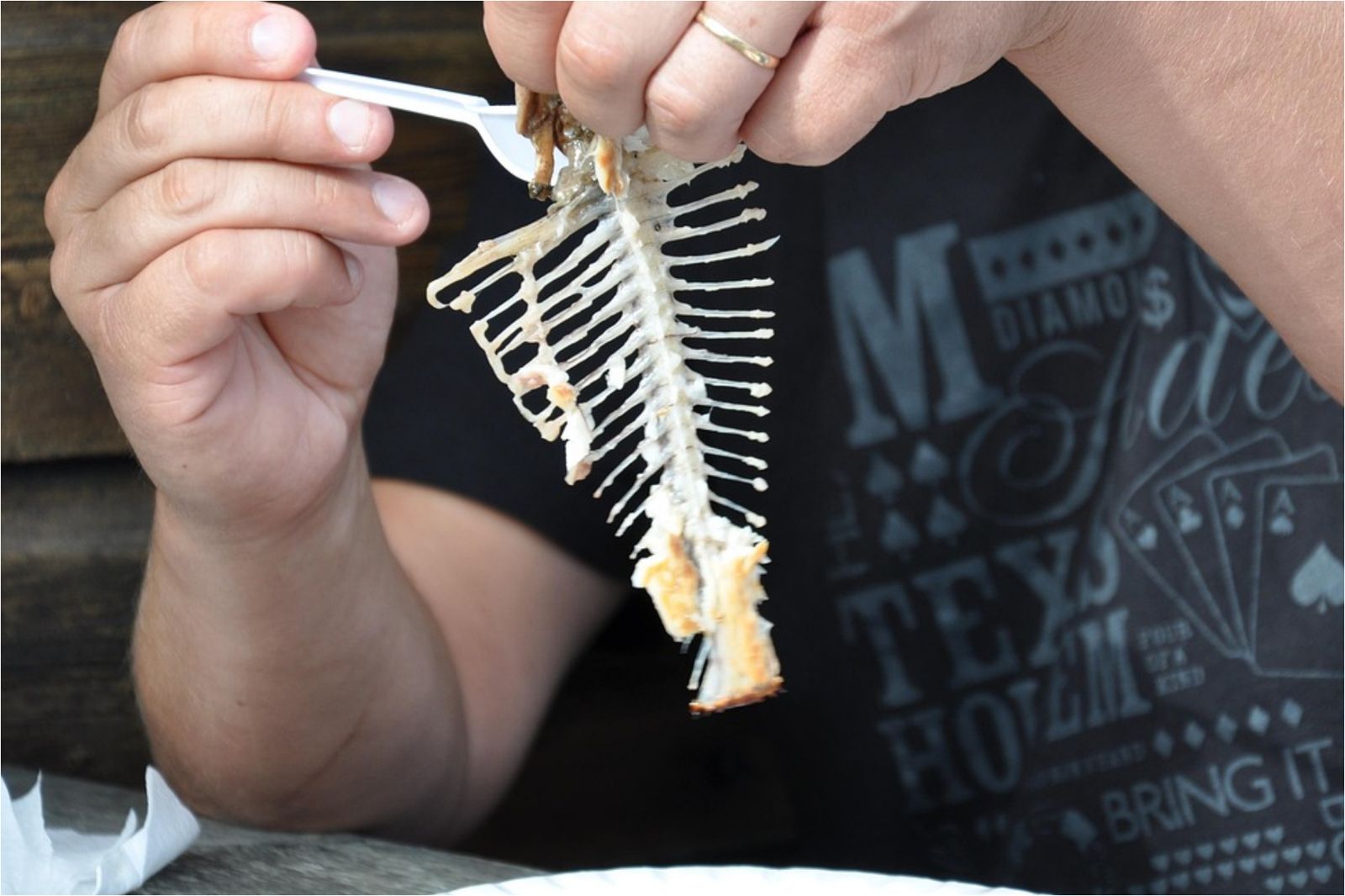 魚刺、骨頭丟廚餘還一般垃圾?環保局給「1答案」 丟錯恐挨罰6千