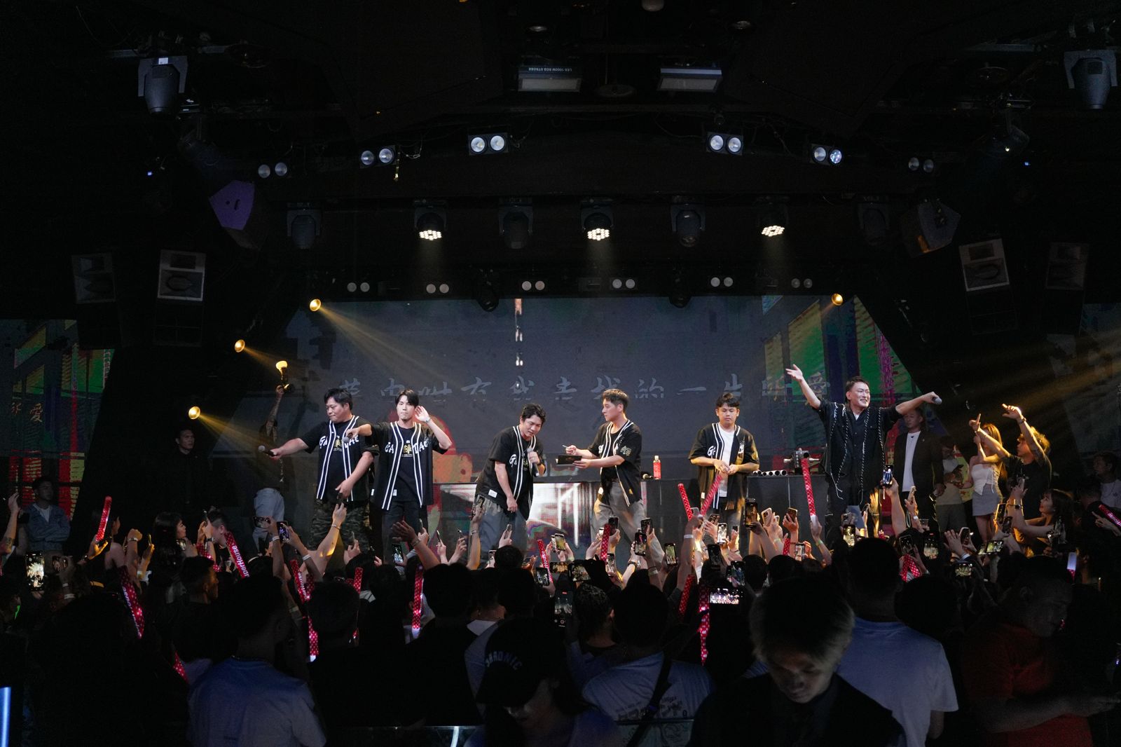 王識賢在北館五虎陪伴下獻唱《角頭-鬥陣欸》電影插曲〈夢啊望〉。曼尼娛樂提供