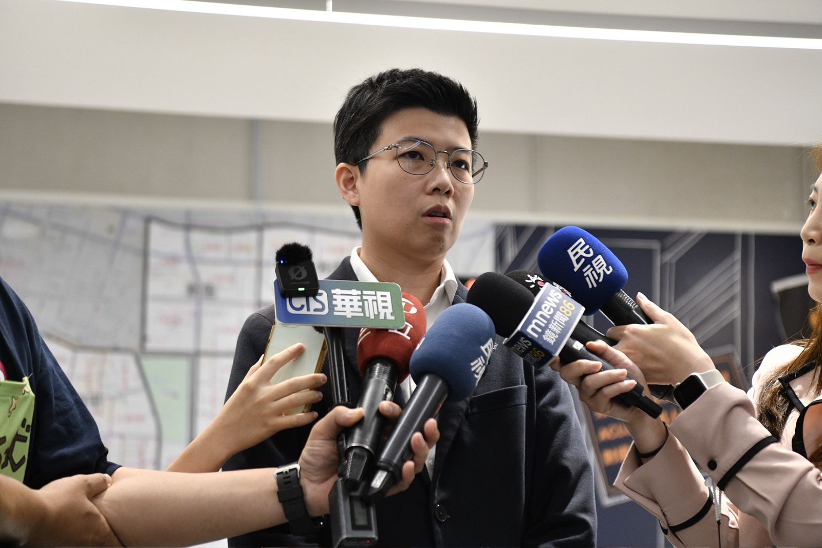 質疑黃國昌拿AI音檔質詢遭嗆「沒當過律師」　苗博雅回擊：高中生都知道這是錯的