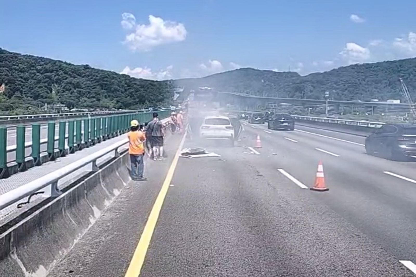 國道1號后里北上內側車道路段發生火燒車事故,沿途車流受到不小影響。圖/民眾提供