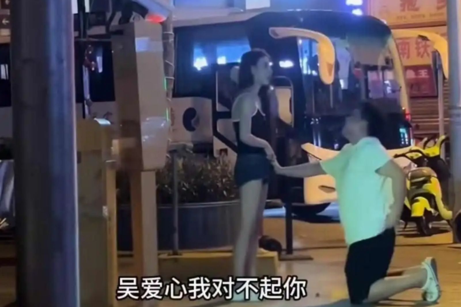 一名男子在街頭當眾下跪,喊買名牌包求復合!女友卻直呼「是你自己要跪」冷眼旁觀,引發網兩派戰翻。圖/翻攝自微博 @大橙子有話說