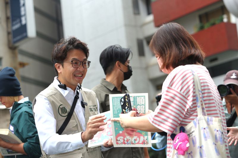 薔琵撲台前夕！沈伯洋現身捷運南京復興站發《順報》第二彈「帶孩子玩台北」